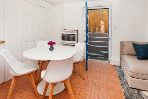 Four Bedroom/10bed, 2 Bath With Private Parking! 10 Minute To Manhattan.