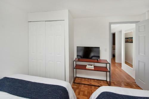 Four Bedroom/10bed, 2 Bath With Private Parking! 10 Minute To Manhattan.