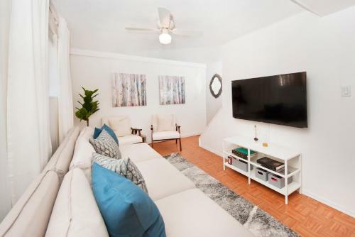 Four Bedroom/10bed, 2 Bath With Private Parking! 10 Minute To Manhattan.