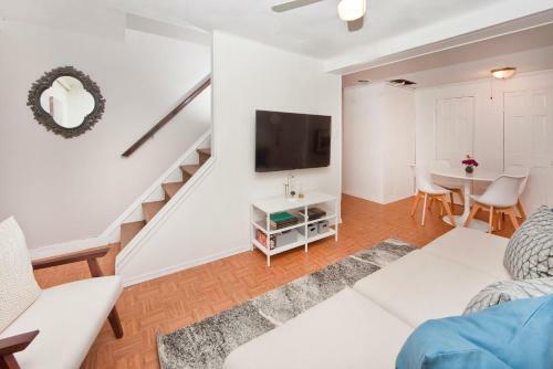 Four Bedroom/10bed, 2 Bath With Private Parking! 10 Minute To Manhattan.