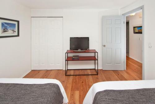Four Bedroom/10bed, 2 Bath With Private Parking! 10 Minute To Manhattan.