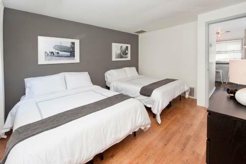 Four Bedroom/10bed, 2 Bath With Private Parking! 10 Minute To Manhattan.