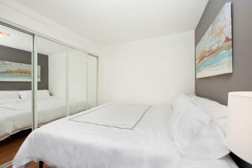 Four Bedroom/10bed, 2 Bath With Private Parking! 10 Minute To Manhattan.