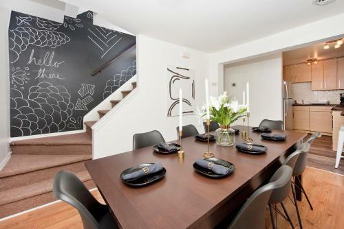 Four Bedroom/10bed, 2 Bath With Private Parking! 10 Minute To Manhattan.