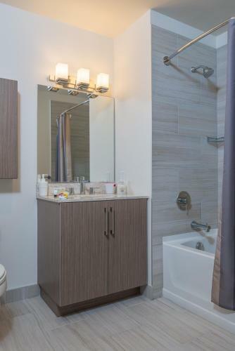 Apartamento Skyline Luxury Home Suites At Newport II