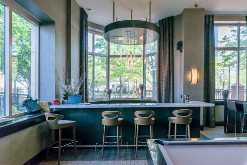 Apartamento Skyline Luxury Home Suites At Newport II