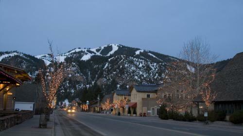 Sun Valley Condo 102