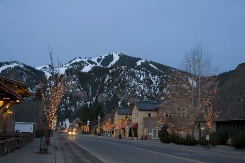 Sun Valley Condo 153