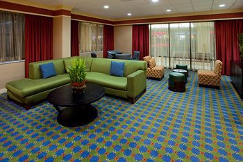 Holiday Inn Express Hotel & Suites