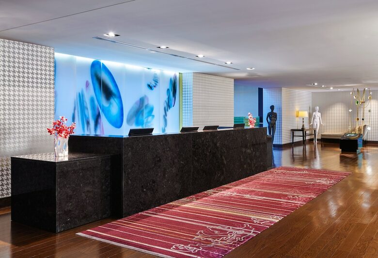 Hotel *the Nines*