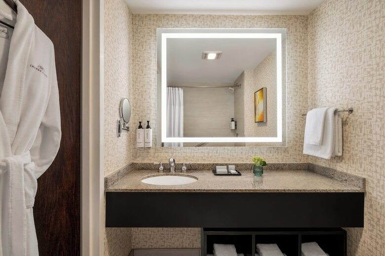 Crowne Plaza Hotel Edison