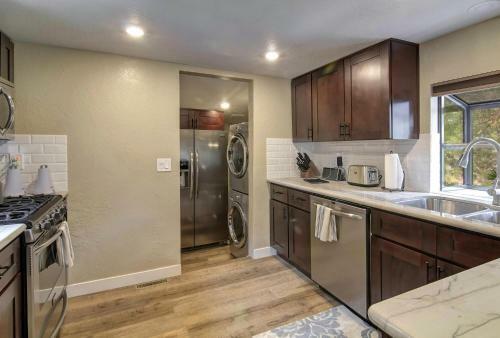 Lake Arrowhead Vacation Rental | Lakeview Cabin