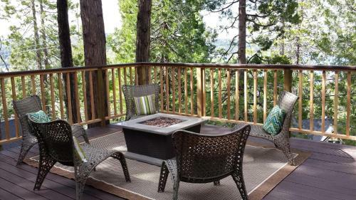 Lake Arrowhead Vacation Rental | Lakeview Cabin