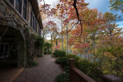 Posada Lodge On Lake Lure