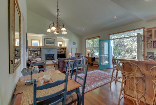 Classic Carriage House In Langley
