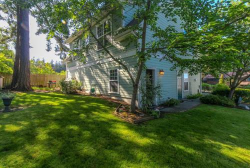 Classic Carriage House In Langley