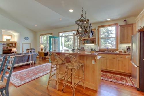 Classic Carriage House In Langley