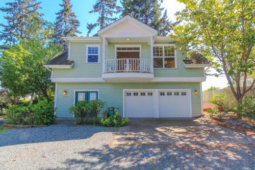 Classic Carriage House In Langley