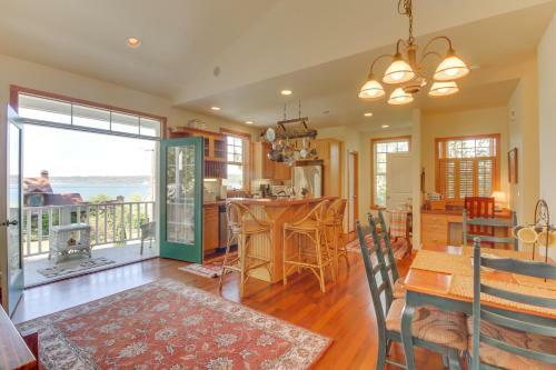 Classic Carriage House In Langley