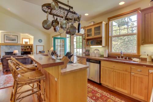 Classic Carriage House In Langley