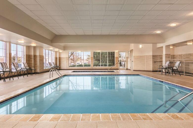 Hotel Country Inn & Suites