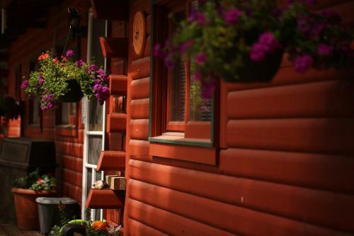 Lodge Brookside Cabin