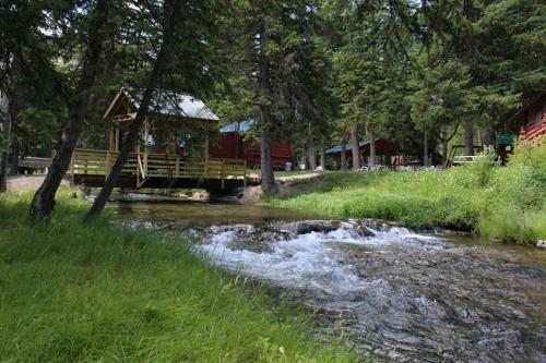 Lodge Brookside Cabin
