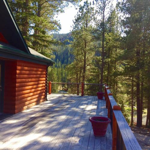 Hanna Creek Lodge