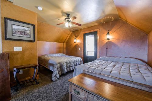 Saloon Cabin
