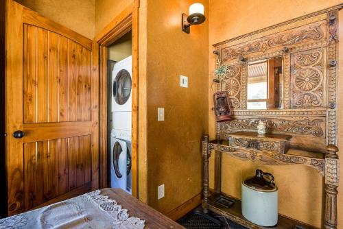 Saloon Cabin