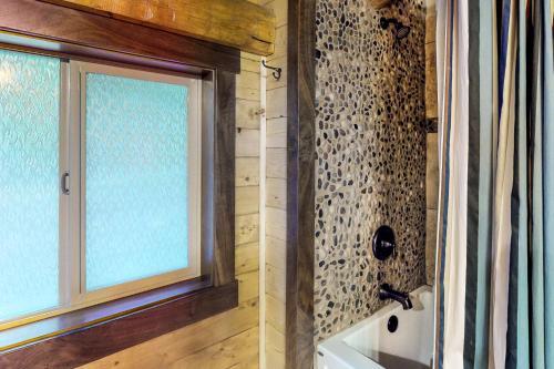Eagle's Roost Lodge