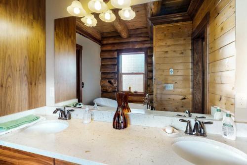 Eagle's Roost Lodge