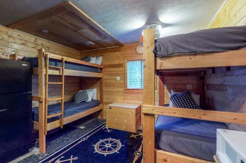 Soaring Pines Lodge & Bunkhouse