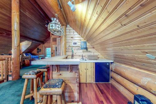 Soaring Pines Lodge & Bunkhouse