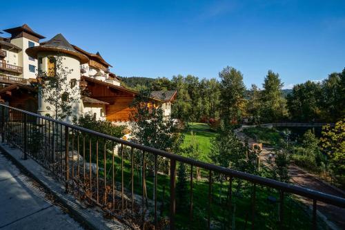 Bavarian Bungalow Getaway (b)