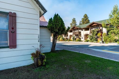 Bavarian Bungalow Getaway (b)