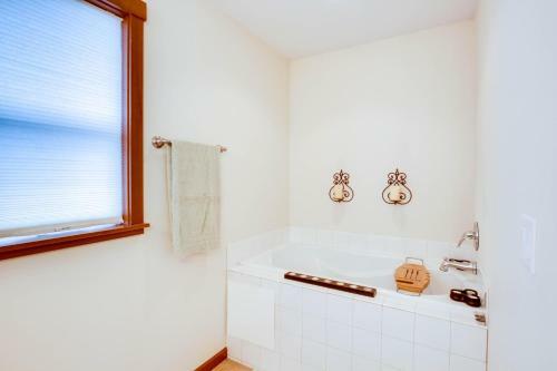 Mountain View Coastal Retreat
