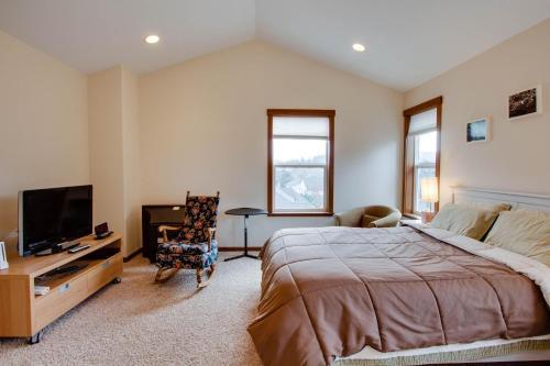 Mountain View Coastal Retreat