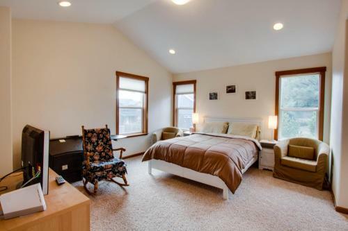 Mountain View Coastal Retreat