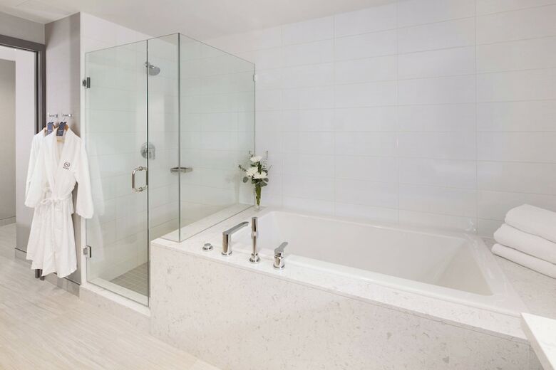 Sheraton Vancouver Guildford Hotel