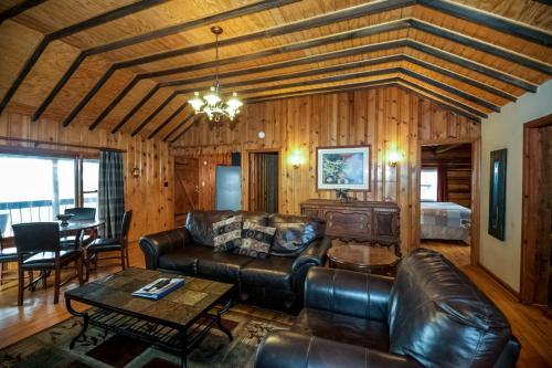 Settler - Hocking Hills Cabin