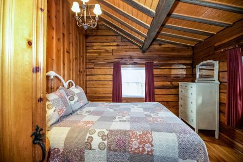 Settler - Hocking Hills Cabin