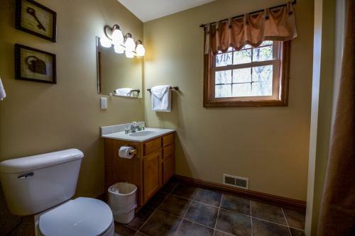 Coyote - Hocking Hills Cabin