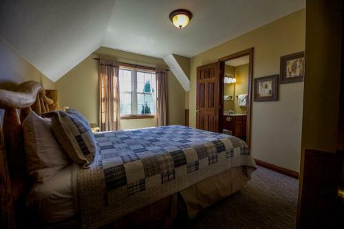 Coyote - Hocking Hills Cabin