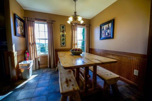 Coyote - Hocking Hills Cabin
