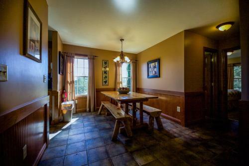 Coyote - Hocking Hills Cabin