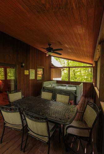 Hawk's Peak - Hocking Hills Cabin
