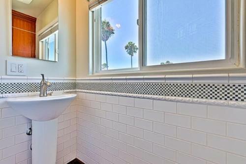 Lbc-5121 - Coastal Escape Five-bedroom Holiday Home