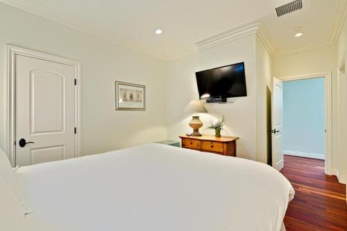 Lbc-5121 - Coastal Escape Five-bedroom Holiday Home