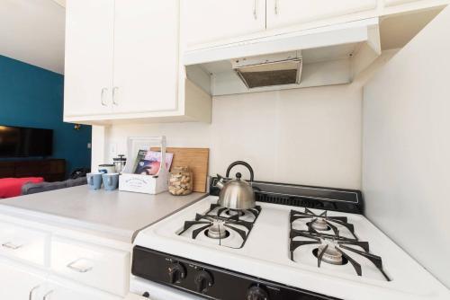 Silverlake Sunset Studio Apartment 7.47